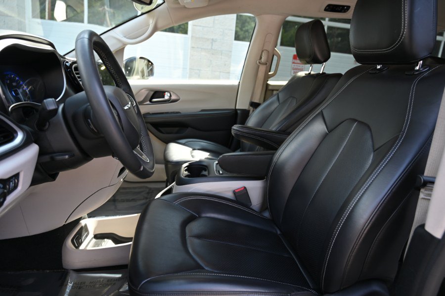 Used 2023 Chrysler Pacifica Touring-L FWD image 14