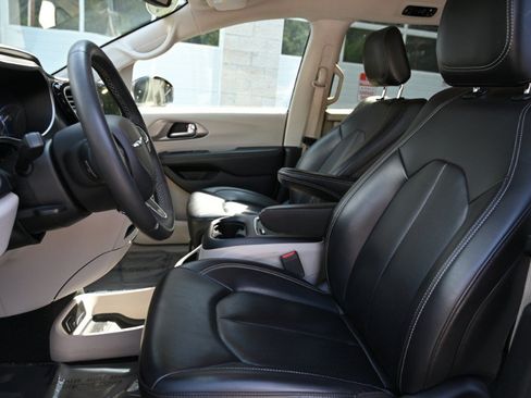 Used 2023 Chrysler Pacifica Touring-L FWD image 14