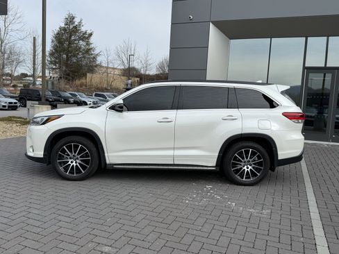Used 2017 Toyota Highlander SE image 9