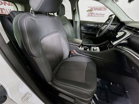 Used 2023 Jeep Grand Cherokee Laredo image 30