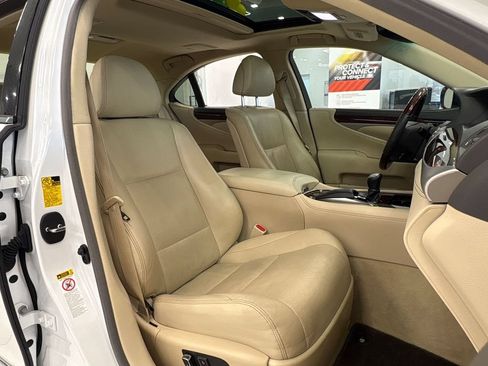 Used 2015 Lexus LS 460 w/ Comfort Package RWD image 21