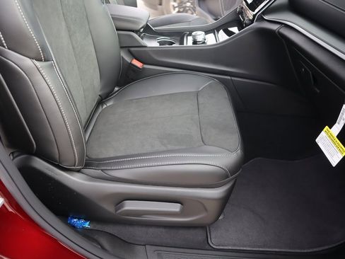 New 2025 Jeep Grand Cherokee Altitude image 13