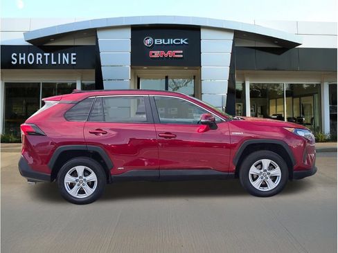 Used 2021 Toyota RAV4 LE AWD/4WD image 2