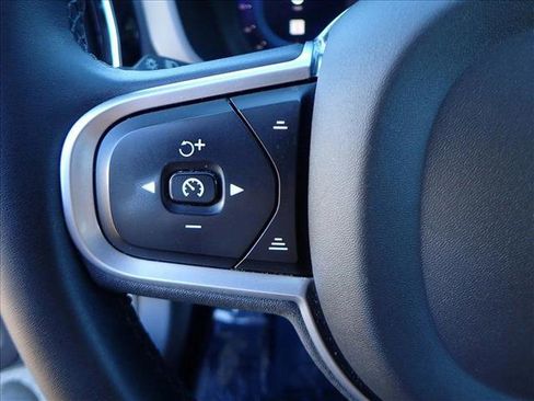 Used 2022 Volvo XC60 B5 Momentum image 16