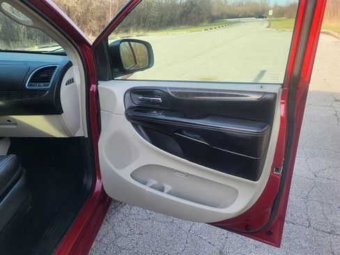 Used 2014 Chrysler Town & Country Touring image 24