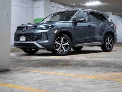 New 2026 Volkswagen Tiguan SE AWD/4WD image 1