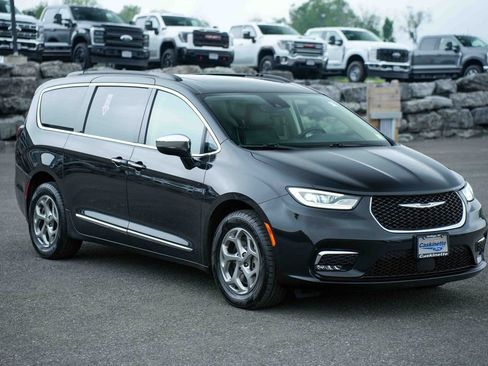Used 2023 Chrysler Pacifica Limited AWD/4WD image 3