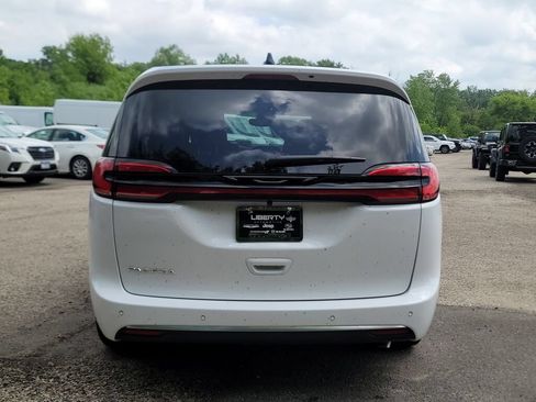 New 2027 Chrysler Pacifica Select FWD image 13