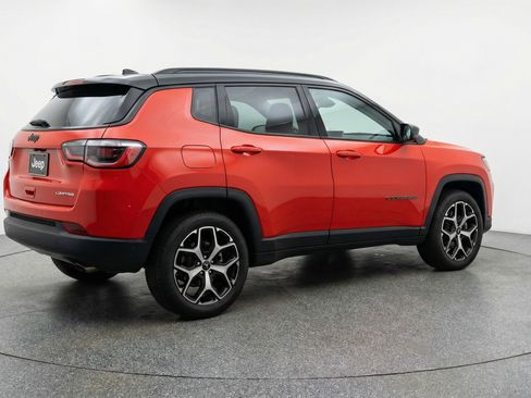 Used 2025 Jeep Compass Limited image 9