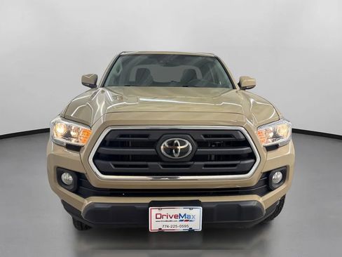 Used 2018 Toyota Tacoma SR5 AWD/4WD image 2
