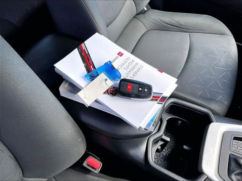 Used 2024 Toyota RAV4 XLE FWD image 30