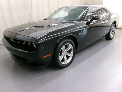 Used 2016 Dodge Challenger SXT RWD image 2