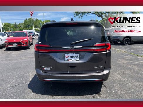 Used 2023 Chrysler Pacifica Limited FWD image 6