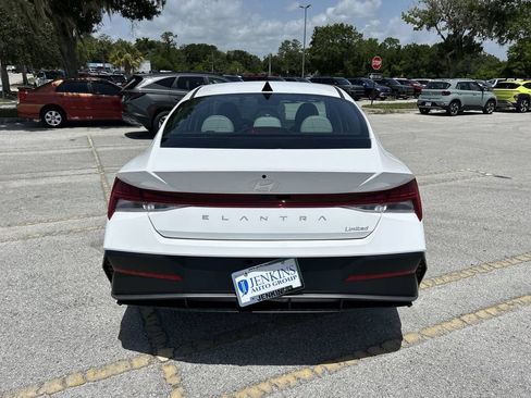 New 2025 Hyundai Elantra Limited FWD image 11