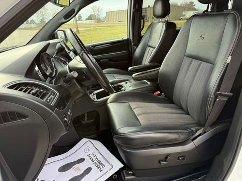 Used 2014 Chrysler Town & Country S image 14