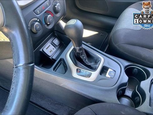 Used 2018 Jeep Cherokee Latitude w/ Altitude Package FWD image 15