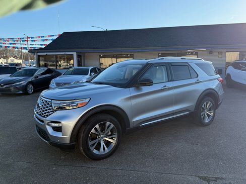 Used 2020 Ford Explorer Platinum w/ Premium Technology Package image 3