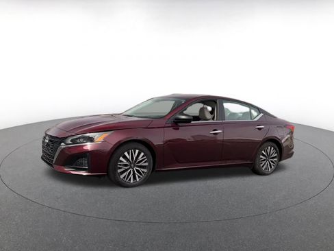 Used 2025 Nissan Altima 2.5 SV FWD image 7