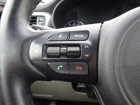 Used 2017 Kia Sorento LX w/ LX Convenience Package image 23