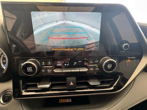 Used 2025 Toyota Highlander XLE image 22