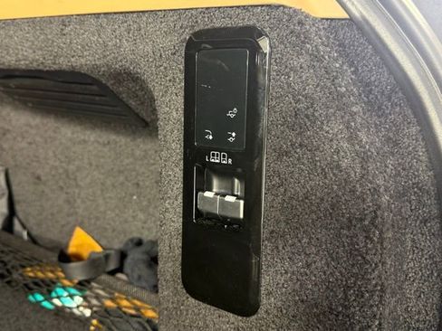 Certified 2023 Land Rover Range Rover SE image 17