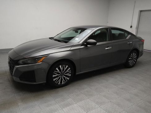 Used 2025 Nissan Altima 2.5 SV FWD image 2