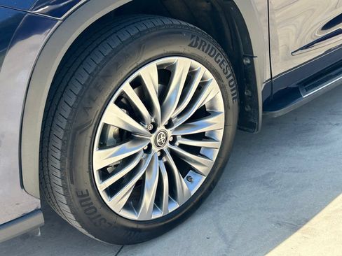 Used 2023 Toyota Highlander Platinum FWD image 9