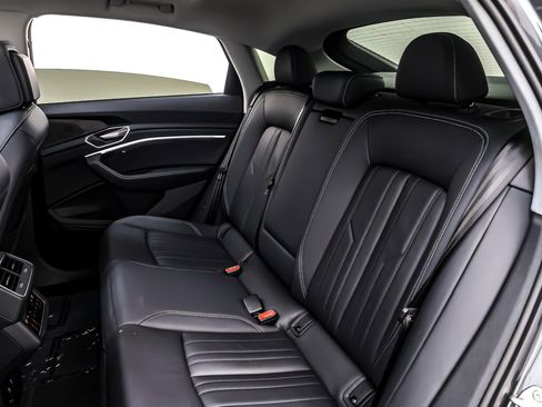 Used 2022 Audi e-tron Premium w/ Convenience Plus Package image 9