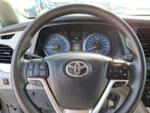 Used 2020 Toyota Sienna L image 20