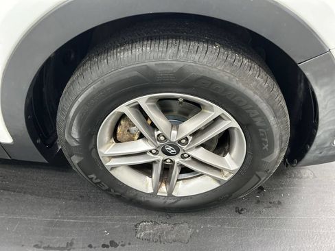 Used 2017 Hyundai Santa Fe Sport w/ 2.4L Value Package 06 AWD/4WD image 8