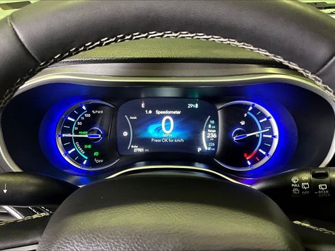 Used 2024 Chrysler Pacifica Select image 13