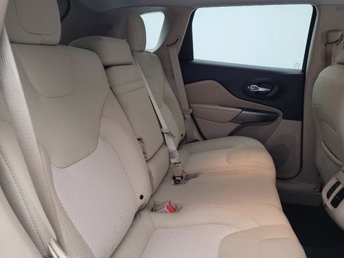 Used 2019 Jeep Cherokee Latitude w/ Cold Weather Group FWD image 19