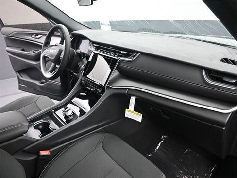 New 2025 Jeep Grand Cherokee Laredo X w/ Luxury Tech Group I image 23