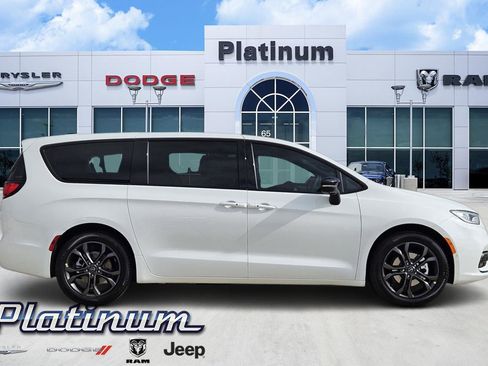 New 2026 Chrysler Pacifica Select image 3