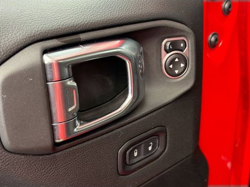 Used 2025 Jeep Wrangler Unlimited Sahara AWD/4WD image 19