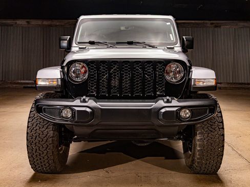 Used 2021 Jeep Gladiator Willys image 2