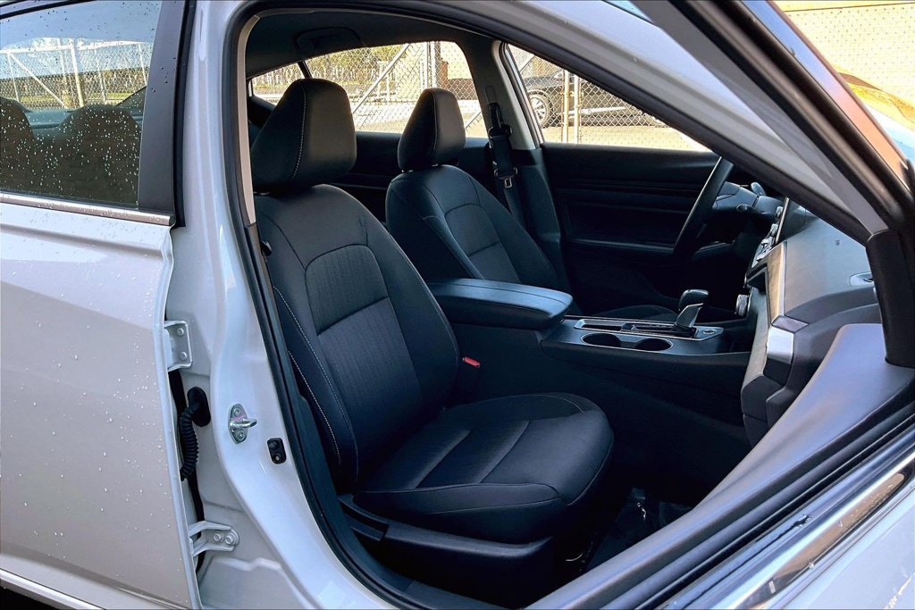 Used 2025 Nissan Altima 2.5 SV FWD image 7