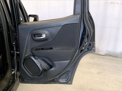 Used 2019 Jeep Renegade Latitude image 23