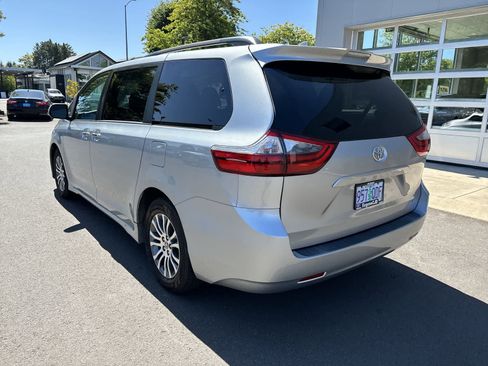 Used 2020 Toyota Sienna XLE image 3