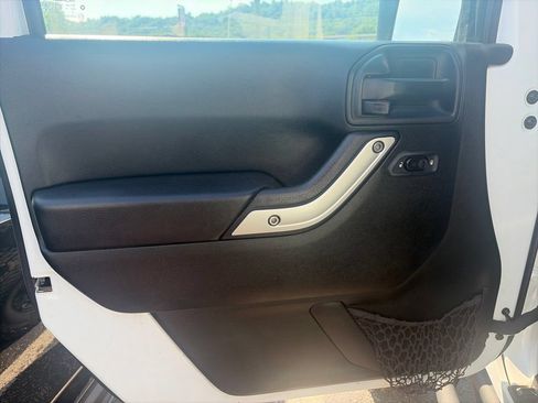 Used 2017 Jeep Wrangler Unlimited Sahara w/ Connectivity Group AWD/4WD image 11