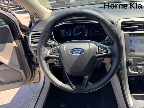 Used 2019 Ford Fusion SE FWD image 16