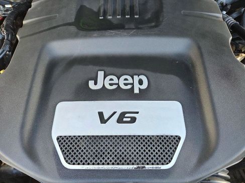 Used 2014 Jeep Wrangler Sahara w/ Connectivity Group AWD/4WD image 9