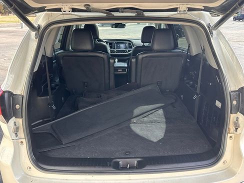 Used 2017 Toyota Highlander SE w/ Carpet Mat Package image 16