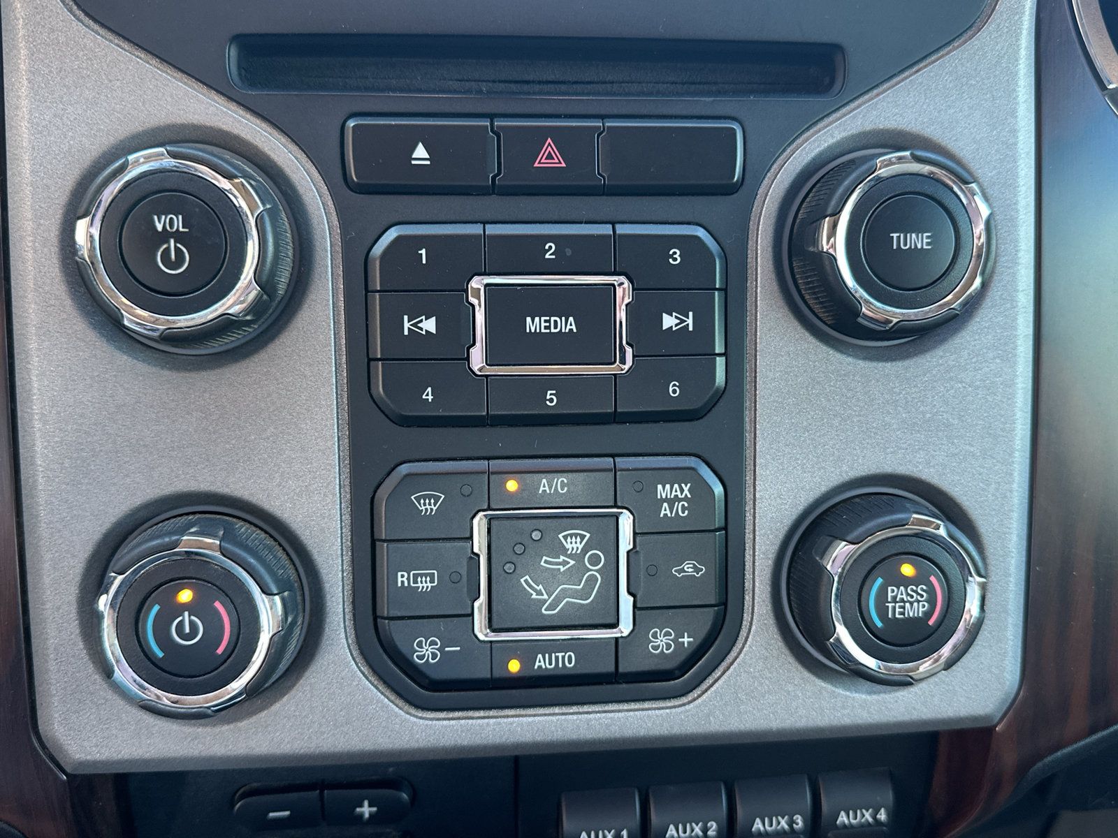 Used 2016 Ford F350 Lariat w/ Lariat Interior Package AWD/4WD image 15