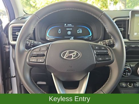 Used 2025 Hyundai Venue SEL FWD image 10