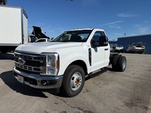 New 2026 Ford F350 XL w/ XL Chrome Package RWD image 3