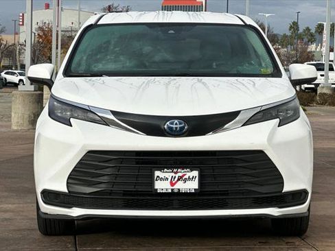 Certified 2024 Toyota Sienna LE image 11