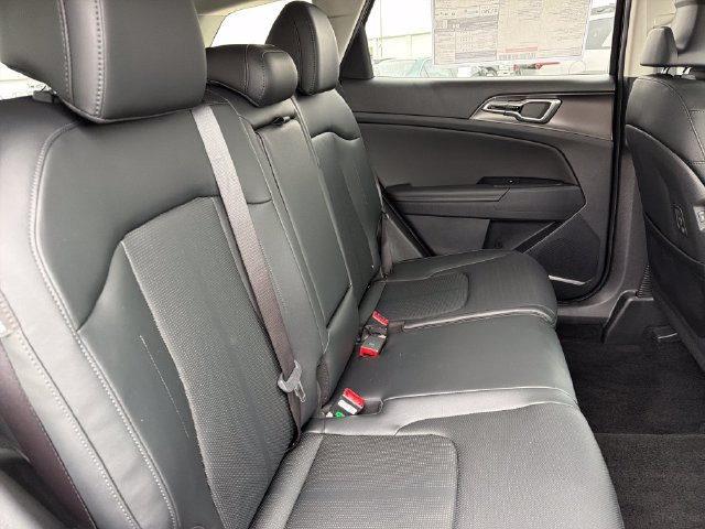 Certified 2026 Kia Sportage EX w/ EX Panorama Roof Package FWD image 23