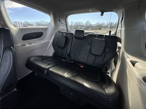 Used 2024 Chrysler Pacifica Touring-L image 22