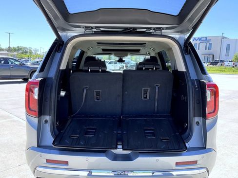 Used 2023 GMC Acadia Denali w/ Denali Ultimate Package AWD/4WD image 9